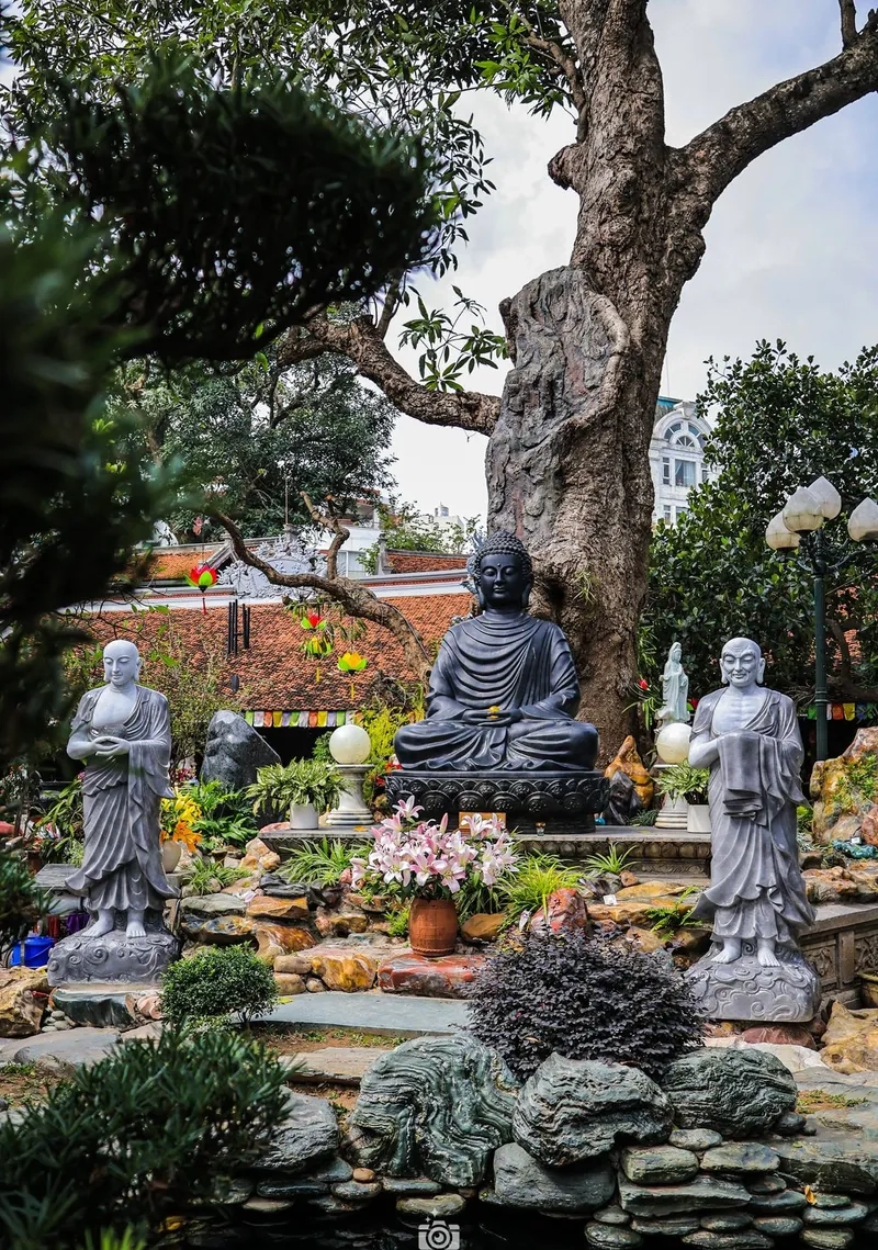 Ảnh chùa chiền ngày tết dâng hương lễ