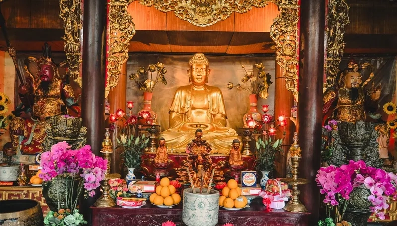 Tấm ảnh lễ chùa chiền ngày tết đông