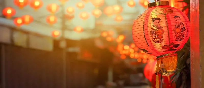 Tấm ảnh đèn lồng đỏ ánh sáng vàng