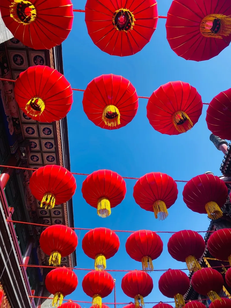 Cảnh đèn lồng đỏ trước hiên nhà vui