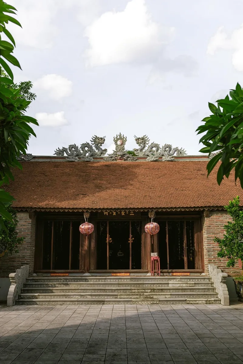 Cảnh đình làng đón xuân mới rạng ngời