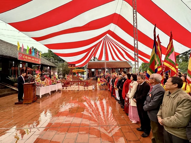 Tấm ảnh đình làng buổi sớm mai trong