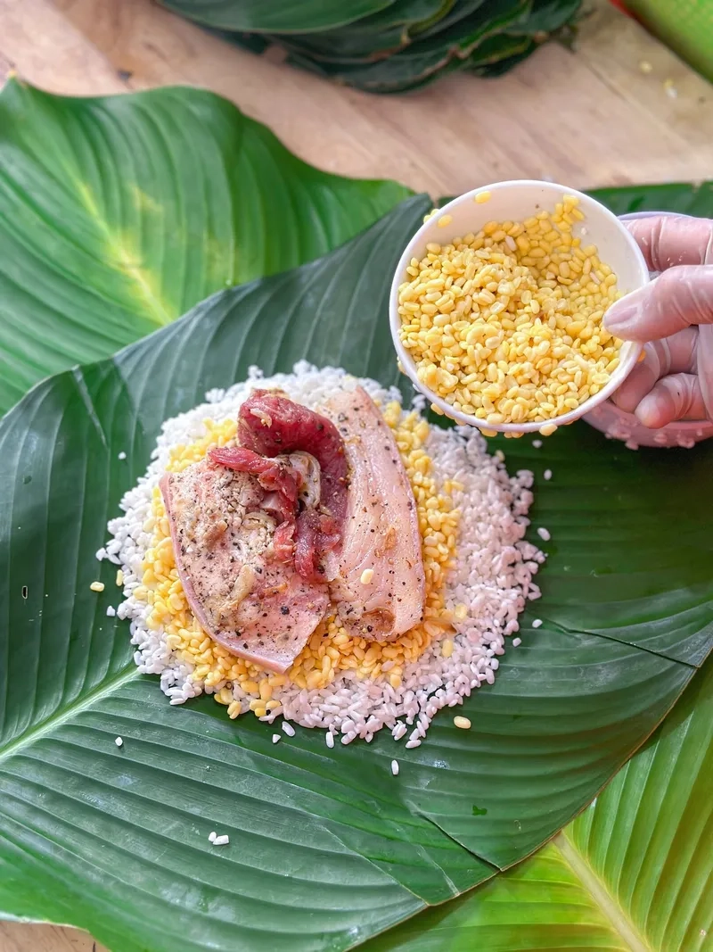 Tấm ảnh lá dong gói bánh chưng thắm