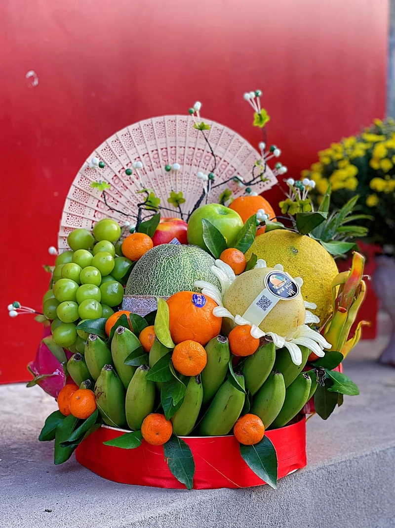 Gia đình quây quần cùng ảnh mâm ngũ quả gia đình