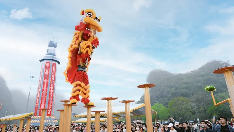 Cận cảnh ảnh đầu lân ngày tết