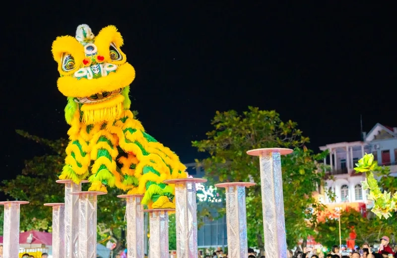 Màn múa lân đón năm mới rộn