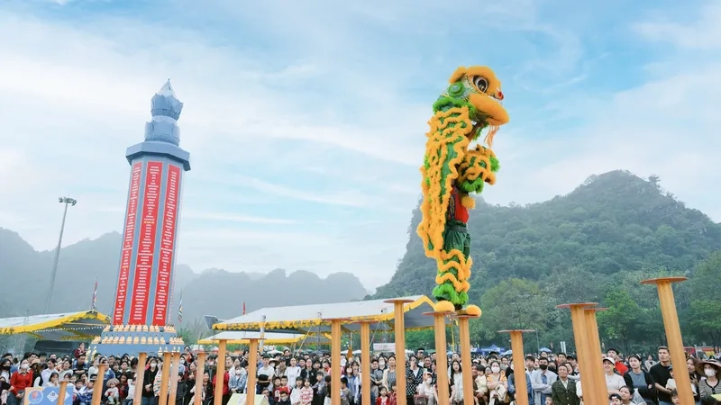 Tấm ảnh múa lân đầu năm hên