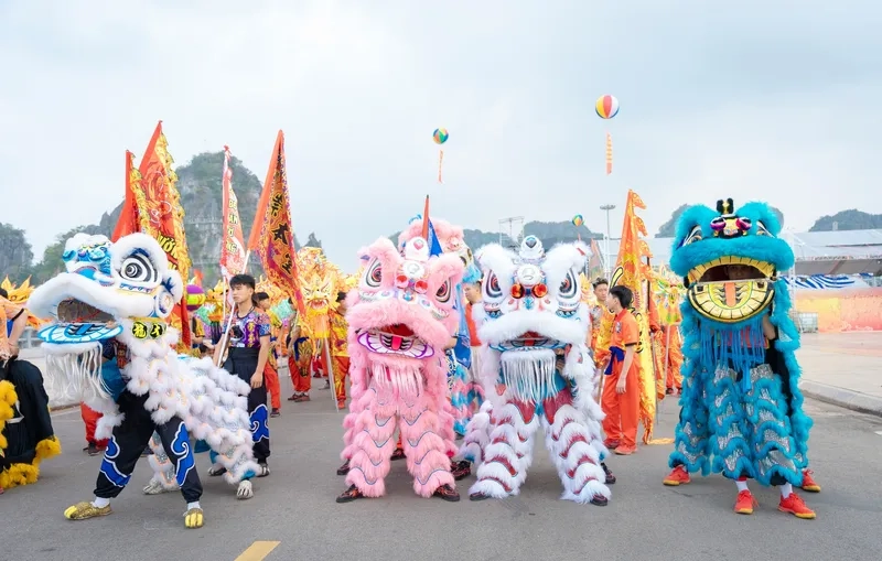 Cảnh múa lân vào nhà tết vui