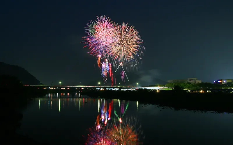 Mẫu ảnh check-in pháo hoa giao thừa