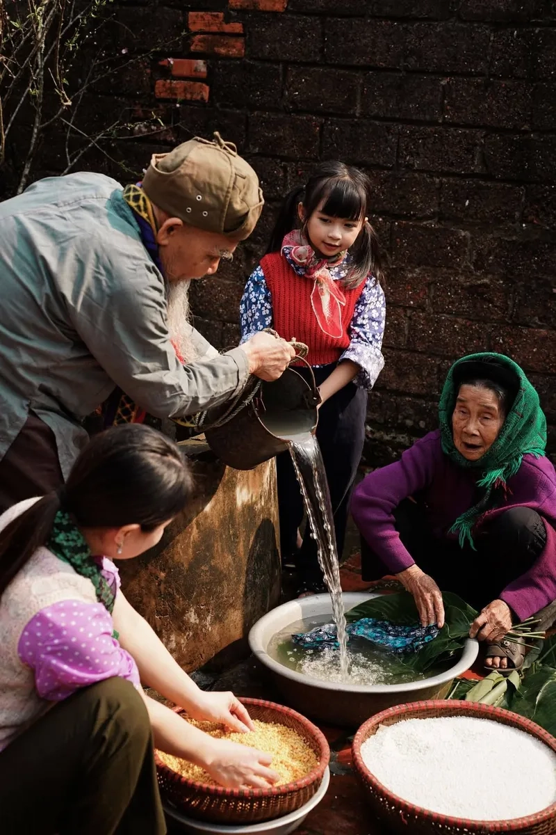 Tấm ảnh tết quê em tấp nập người về