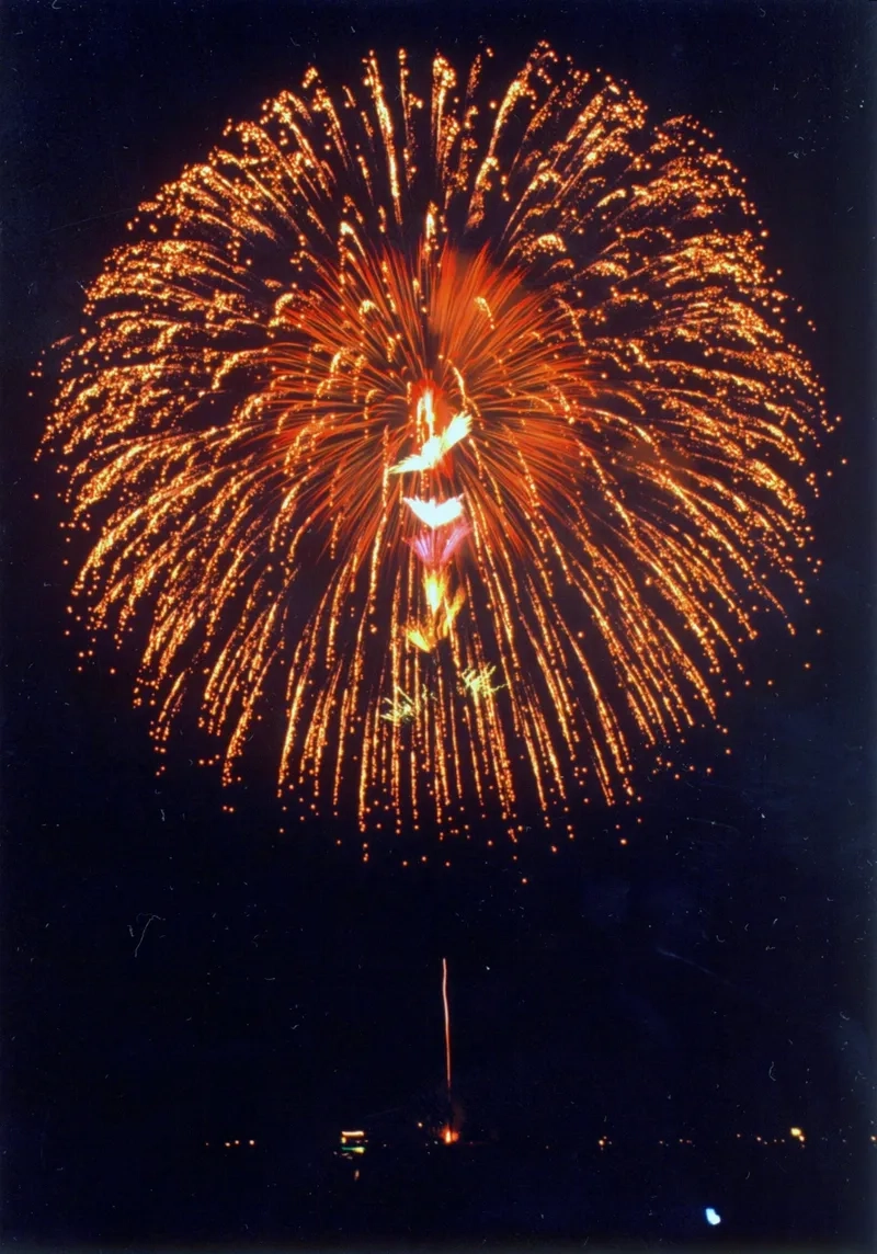 Cảnh pháo nổ đón tết nhộn nhịp phố