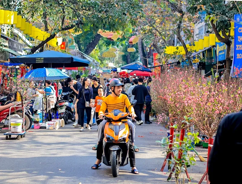 Xem ảnh người đi chợ tết mua hoa