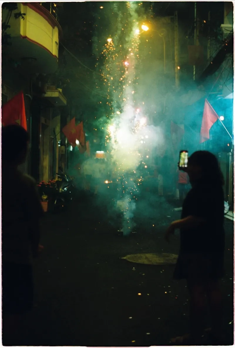 Cảnh đêm 30 tết dưới ánh đèn lung linh