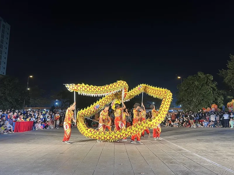 Tấm ảnh múa rồng ngày khai xuân rộ