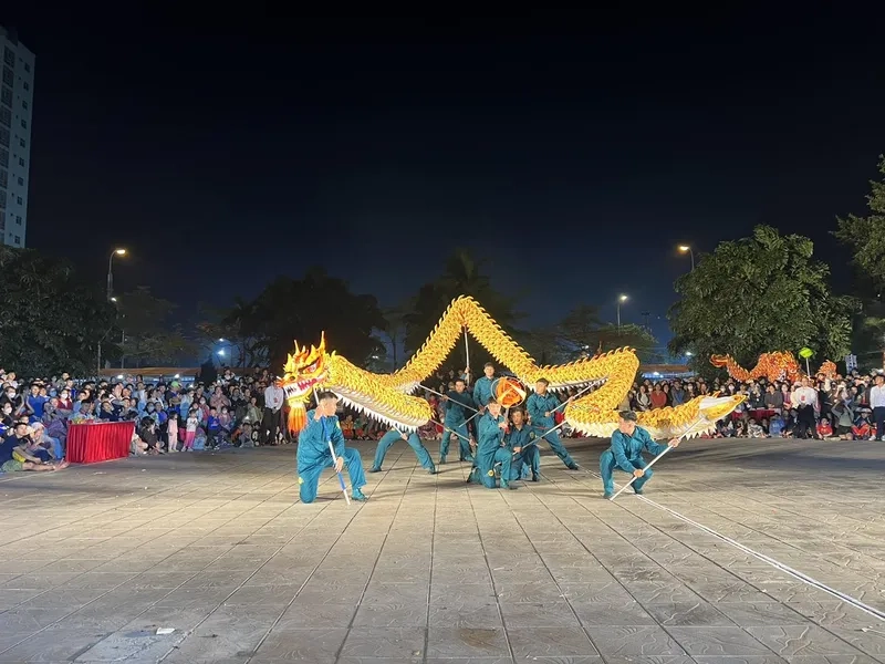 Cảnh múa rồng hội làng dân gian