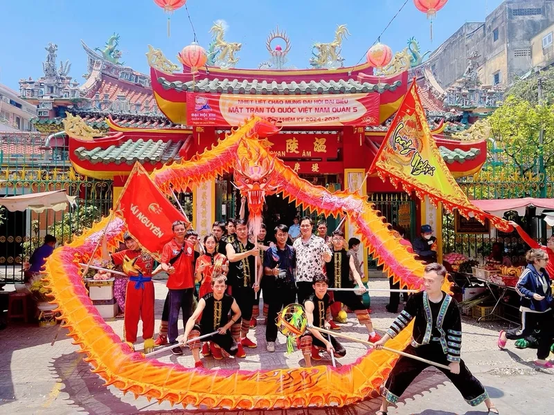 Cảnh múa rồng rước tết vào nhà