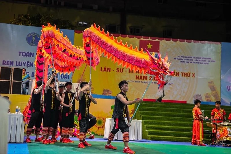 Màn múa rồng ánh sáng đêm huyền ảo