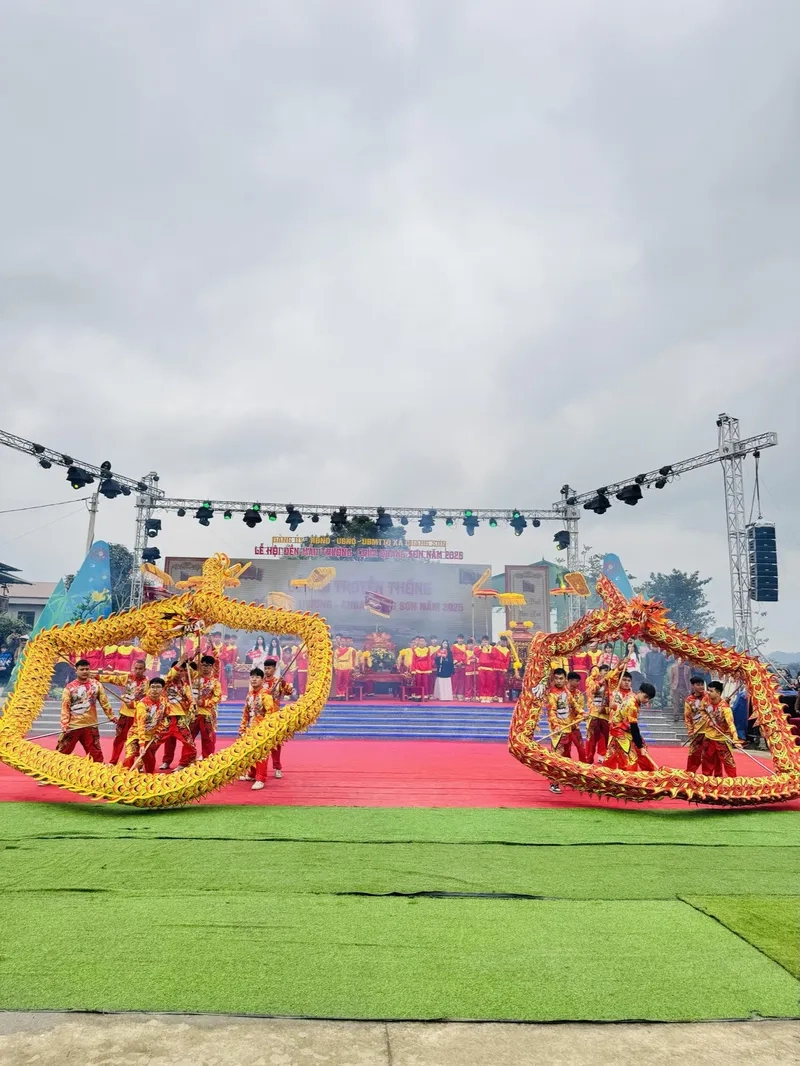 Cảnh múa rồng đón lộc xuân hên