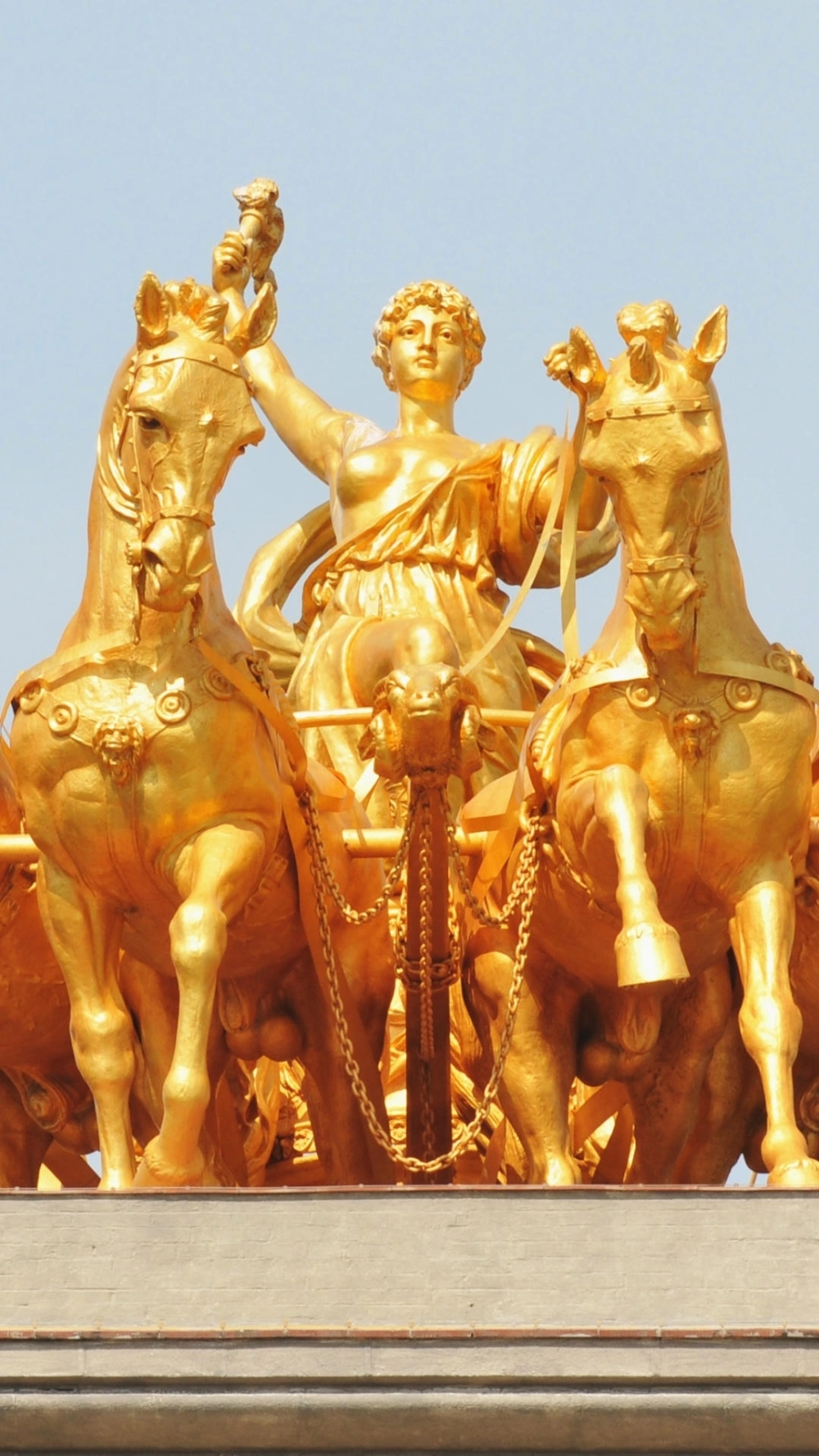 Hình nền ngựa mạ vàng 24k cho màn hình khóa