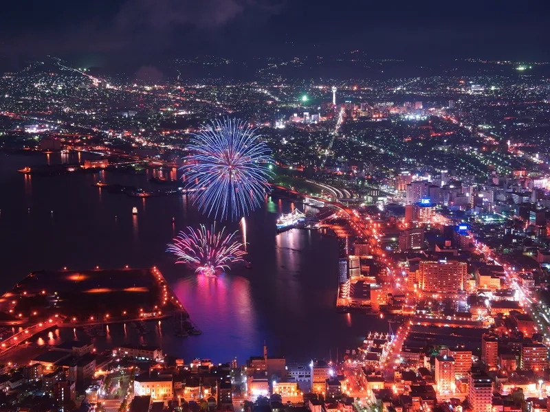 Cảnh pháo hoa bắn từ mặt đất cực kỳ rộ