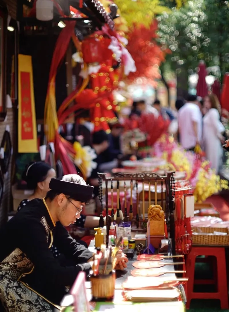 Cảnh phố ông đồ lung linh ánh đèn