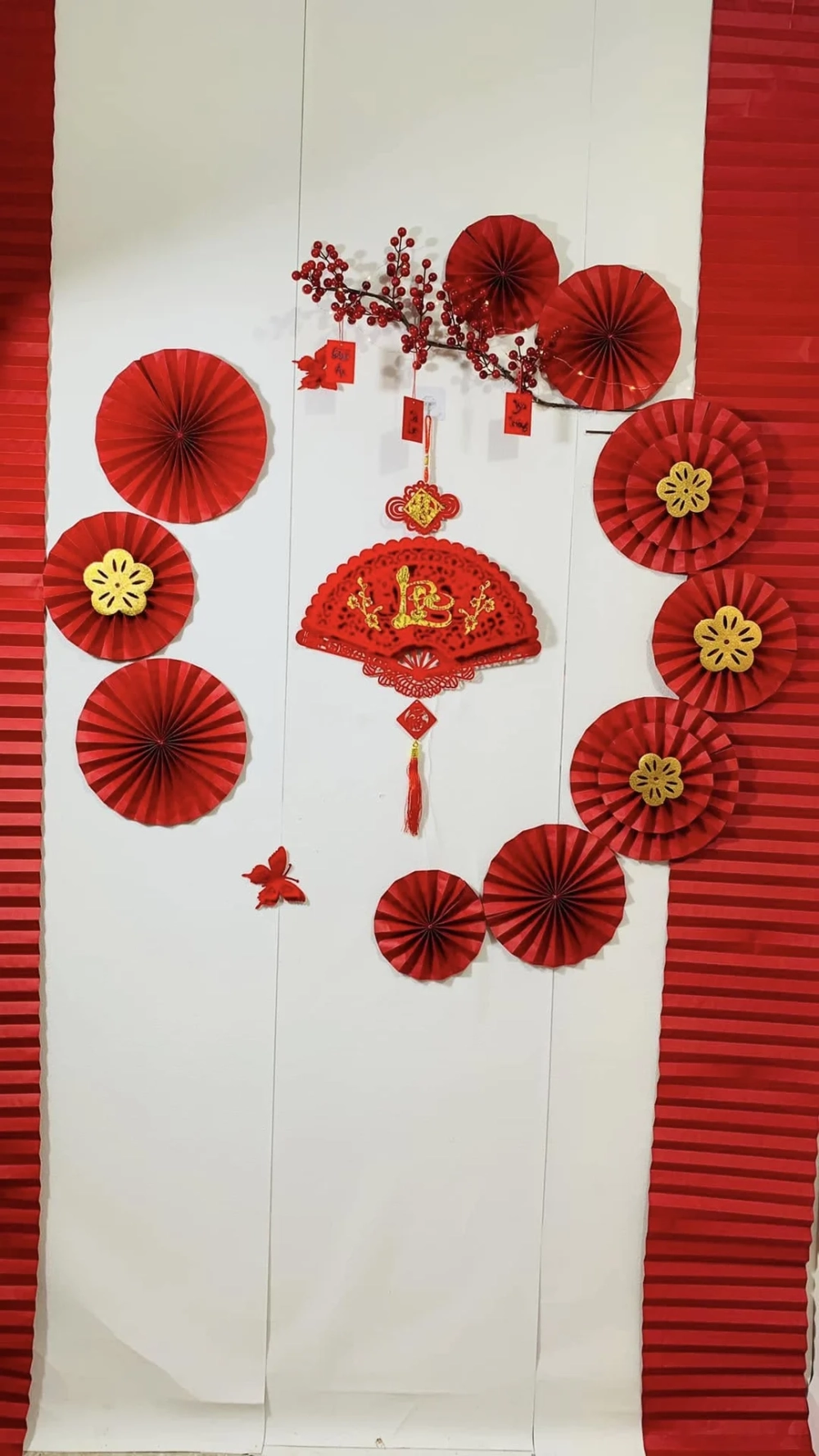 Phong cách Việt hiện đại cùng Hình nền quạt giấy đỏ phong cách Việt