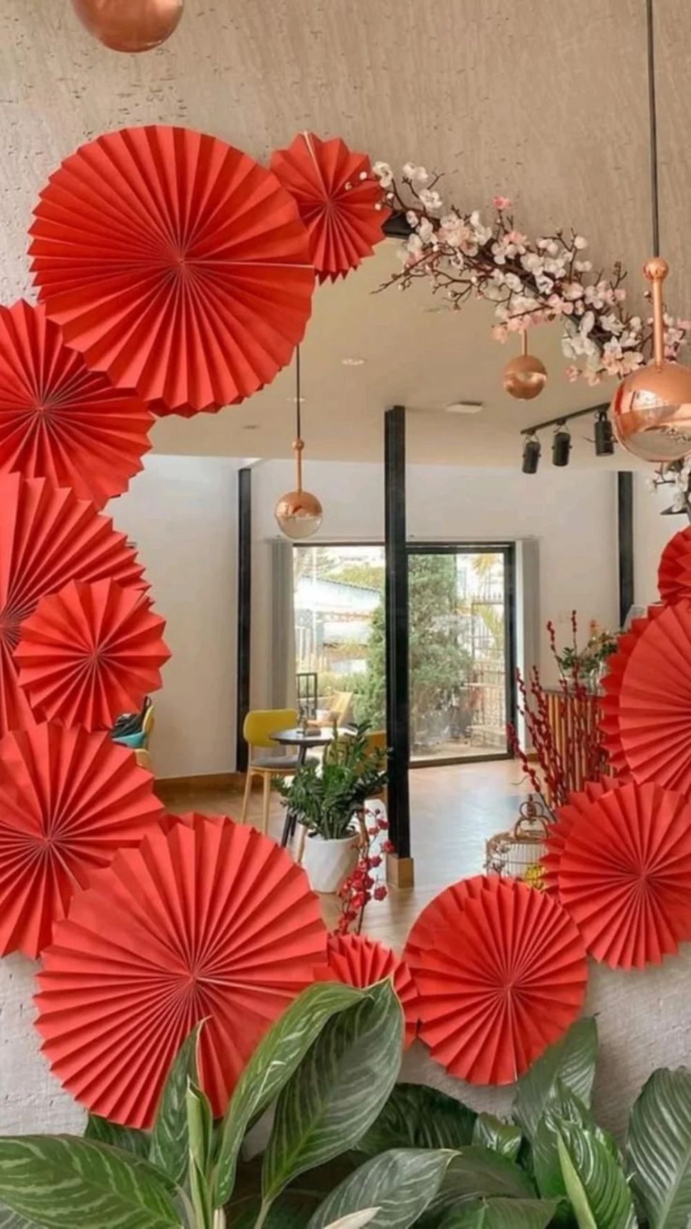 Trang trí điện thoại đẹp mắt bằng Hình nền quạt giấy đỏ điện thoại