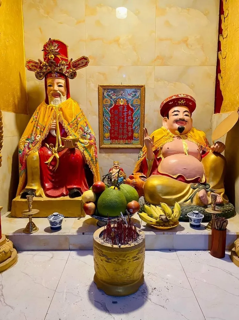 Buổi sáng hanh thông nhờ cúng thần tài thổ địa