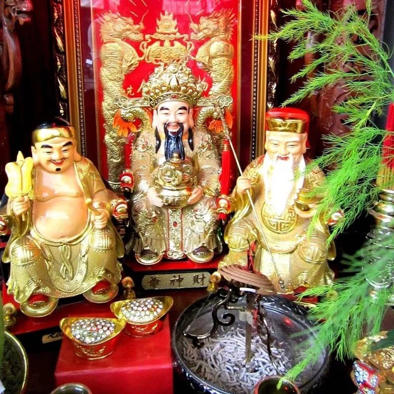 Không gian thờ thần tài thổ địa với ảnh ông địa linh thiêng