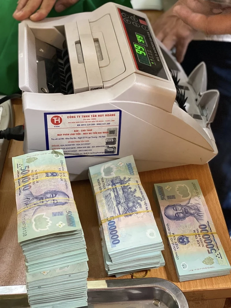 Ảnh xấp tiền mới tượng trưng tài lộc sung túc