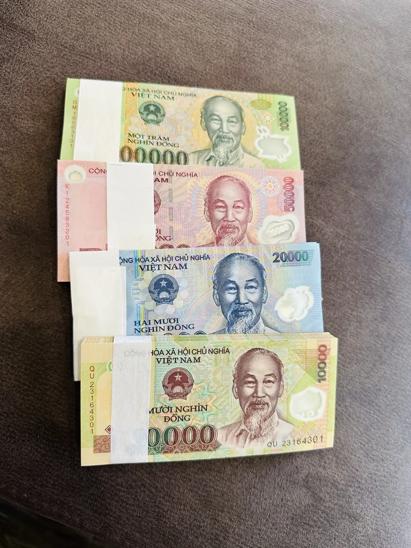 Sưu tầm Ảnh xấp tiền mới ngày Tết