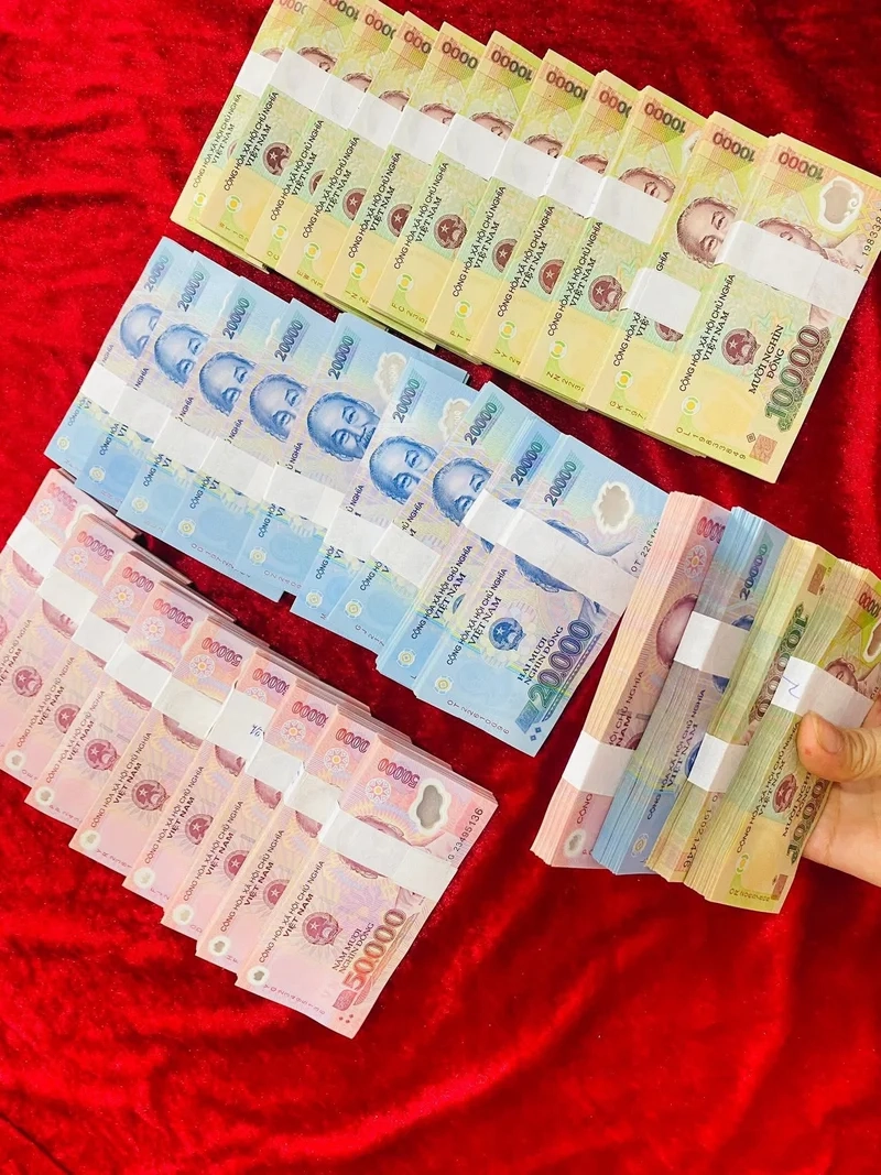 Ngắm nhìn Ảnh xấp tiền mới đầy phấn khởi