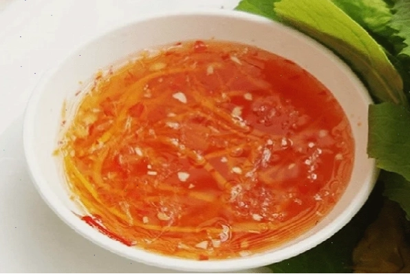 Bát nước chấm chua ngọt đẹp mắt với tỏi ớt băm nhỏ nổi lên trên bề mặt