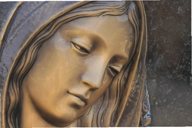 Bia mộ có hình ảnh Đức Mẹ Mary, thể hiện sự tưởng nhớ