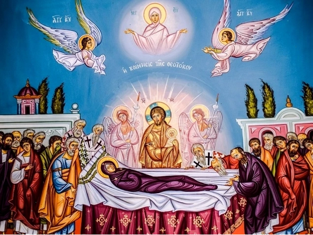 Biểu tượng Đức Mẹ Đồng Trinh Mary được khắc họa tinh xảo