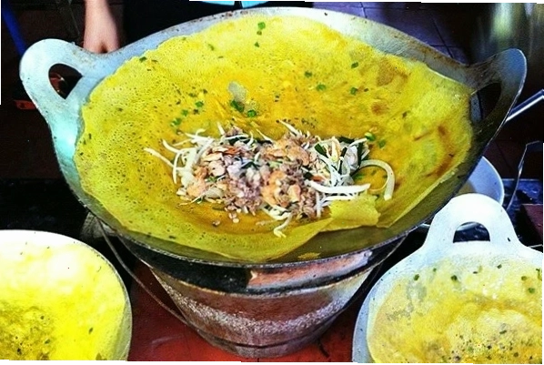 Chiếc bánh xèo miền Nam vàng ươm với kích thước lớn và nhân tôm thịt đầy đặn