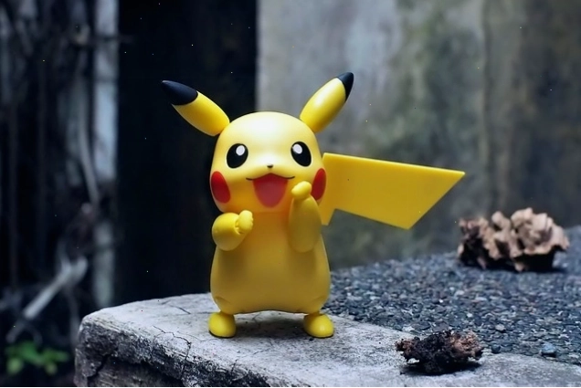 Đồ chơi Pikachu nhỏ nhắn, dễ thương trên nền màu trung tính