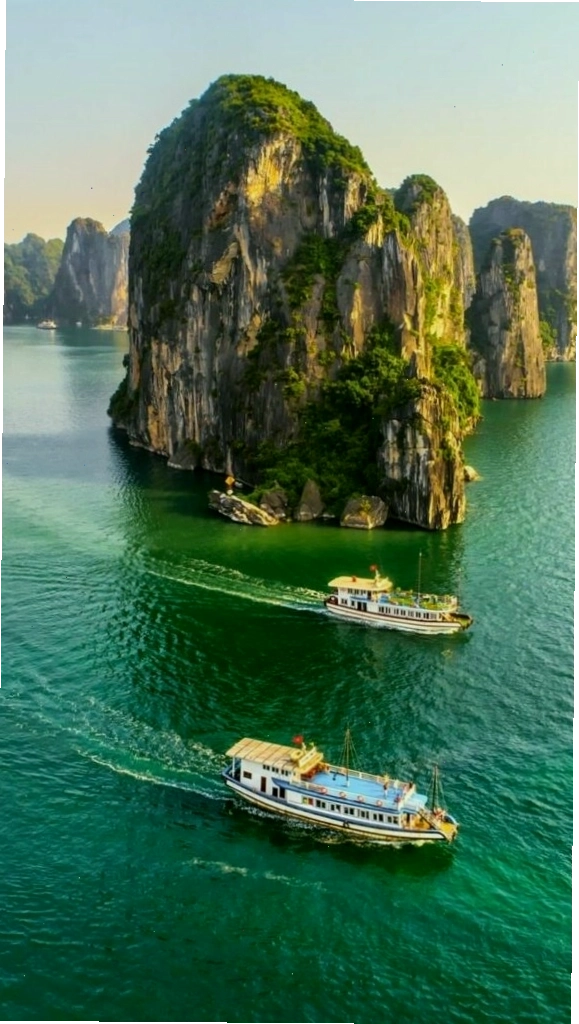 Hình nền điện thoại phong cảnh du thuyền nhỏ giữa vịnh biển xanh và núi đá