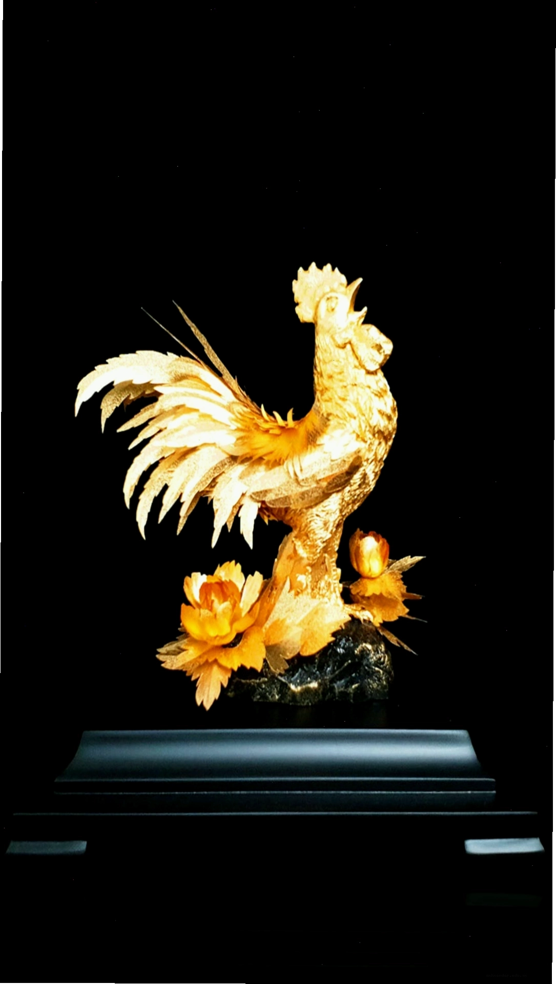 Hình nền gà trống vàng sang trọng, biểu tượng của sự uy nghi và quyền lực