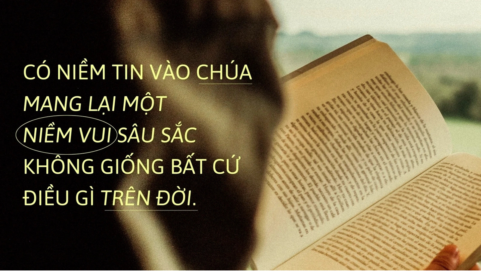 Hình nền máy tính Thiên chúa giáo thịnh hành với trích dẫn màu vàng dạ quang và nâu nhạt