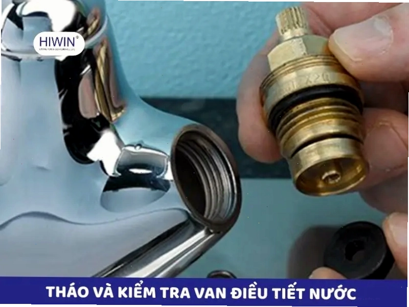 Kiểm tra chi tiết van điều tiết nước bên trong thân vòi