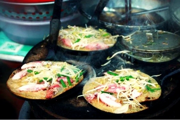 Kỹ thuật đổ bánh xèo miền Trung khéo léo để bánh chín vàng đều trong khuôn