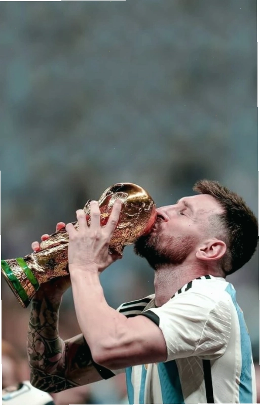 Lionel Messi ăn mừng chức vô địch World Cup 2022 với cúp vàng trên tay