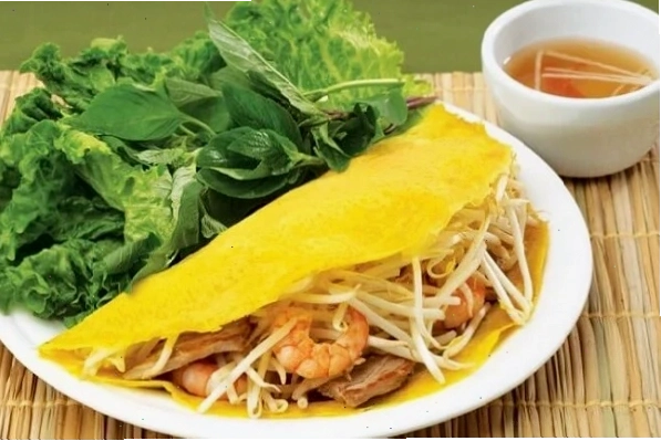 Những chiếc bánh xèo miền Trung nhỏ nhắn được đổ trong khuôn nhôm truyền thống