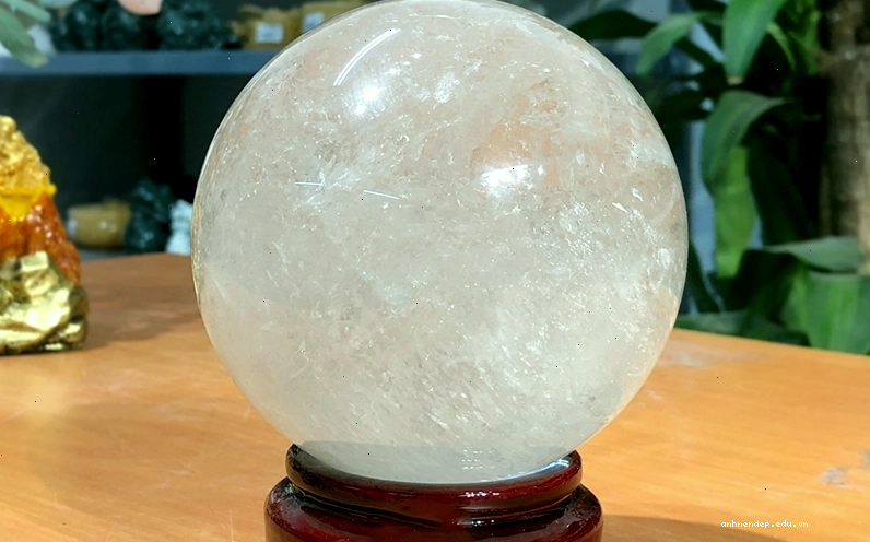 Quả cầu đá phong thủy được làm từ nhiều loại đá quý hiếm khác nhau