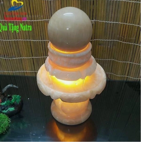 Quả cầu đá phong thủy trên đỉnh thác nước
