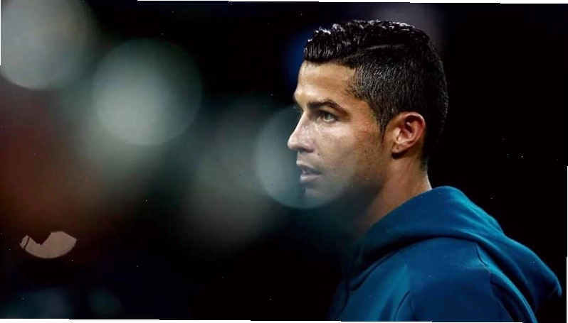 Ronaldo cười tươi đầy cuốn hút