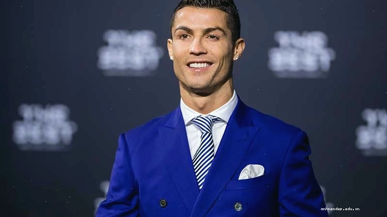 Ronaldo lịch lãm trong trang phục vest