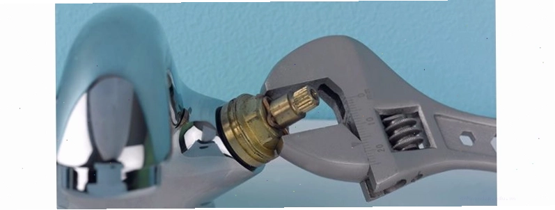 Thao tác tháo tay vặn vòi nước bằng dụng cụ chuyên dụng