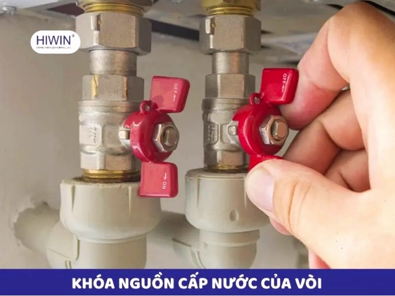 Thực hiện khóa van cấp nước trước khi tiến hành tháo lắp vòi
